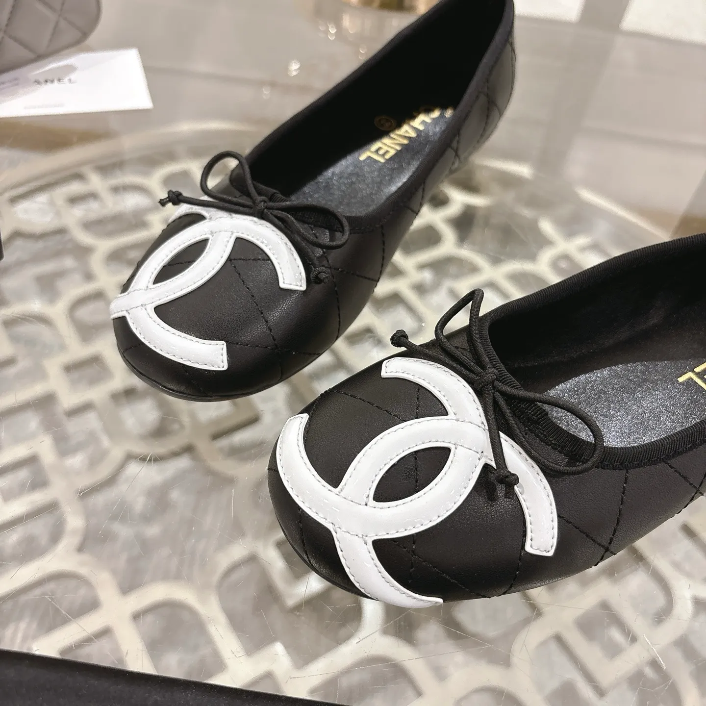 👟👟Ex-factory price 540👟👟 [Purchase-level quality] CHANEL Xiaoxiang 25/A new summer bow-tie shoes 💃 This pair of "dancing shoes" is really breathtakingly beautiful! Made of cowhide fabric + exquisite electric embroidery, every detail exudes a sense of high-end ~ classic bow design, Italian genuine leather sole, comfortable and elegant on the feet, a perfect must-have for fairies!  🌟 All counters are from the same source! All materials are customized according to the original 1:1, and are developed and patterned from genuine products. The quality is absolutely assured ~ a classic that must be bought every year, a versatile artifact that looks great whether paired with skirts or jeans!  💖 The perfect finishing touch for summer outfits, sisters, just do it! 👉 Fabric: Imported sheepskin Lining: Imported sheepskin Outsole: Private molded outsole Size: 35-40 Leather surface
